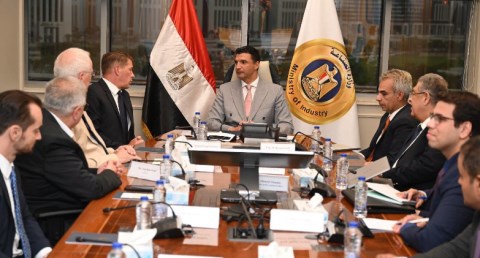 وزير الصناعة يبحث مع وفد شركة مرسيدس-بنز إيجيبت خطط الشركة للتوسع في صناعة السيارات في مصر 