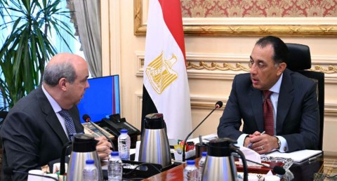 رئيس الوزراء يستعرض الموقف التنفيذي لمشروع مبني الركاب (٤) بمطار القاهرة الدولي