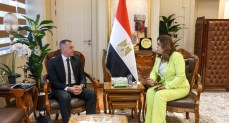 وزيرة البيئة تتابع مع محافظ أسوان احتياجات المحافظة لرفع كفاءة منظومة النظافة