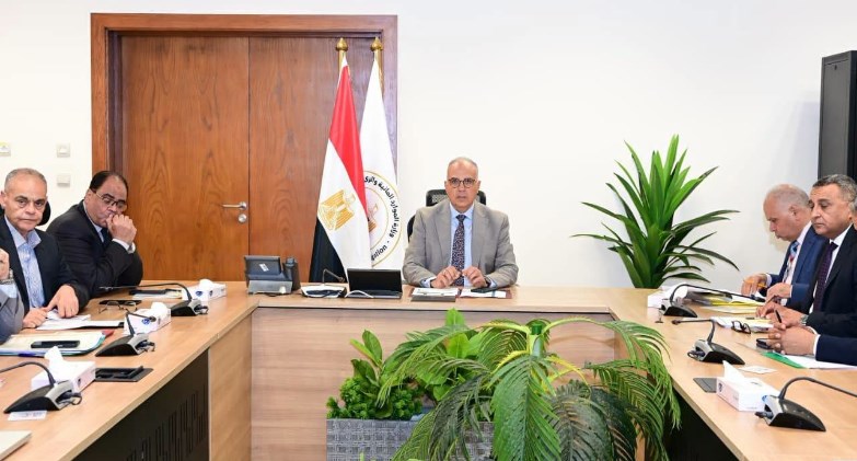  وزير الري يتابع الدراسة الخاصة بمنظومة التحكم في ورد النيل والمخلفات العائمة