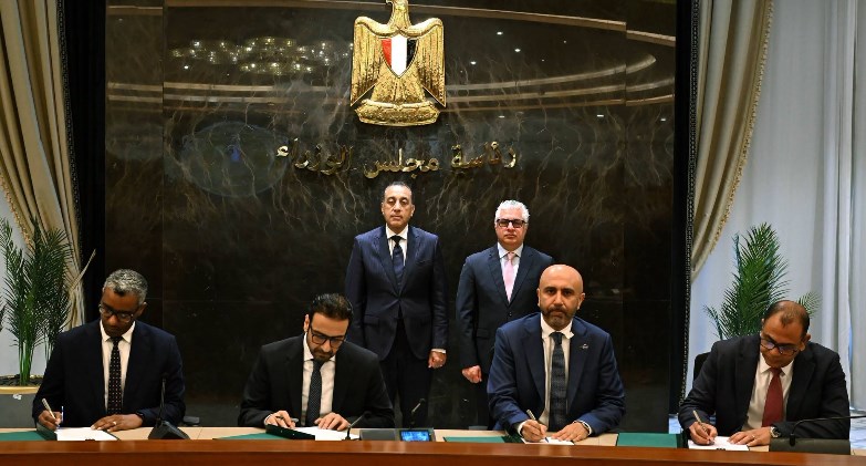 رئيس الوزراء يشهد توقيع 3 عقود لتقديم خدمات التخزين والتداول داخل المنطقة الاقتصادية لقناة السويس