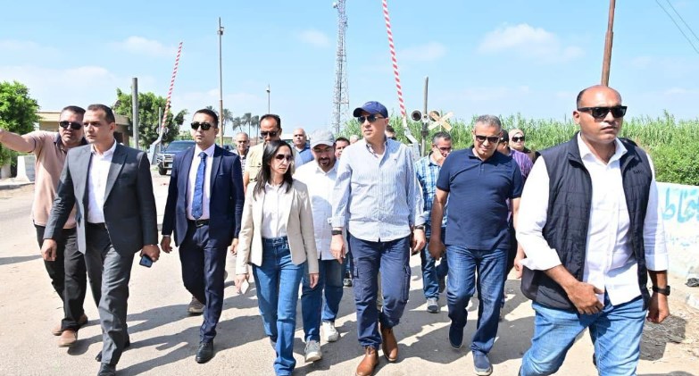وزير الري ومحافظ البحيرة يبحثان جاهزية المنظومة المائية لموسم أقصى الاحتياجات 