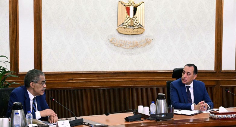 رئيس الوزراء يستعرض مع وزير الدولة للإعلام آليات تنفيذ تكليفات فخامة الرئيس