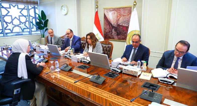 وزيرة التنمية المحلية والبيئة تترأس لجنة اختيار المتقدمين على بعض الوظائف القيادية الشاغرة بالوزارة