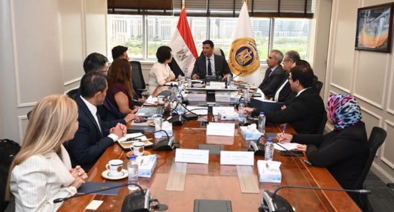 وزير الصناعة مع شركة جيانغسو تشانغهونغ الصينية 