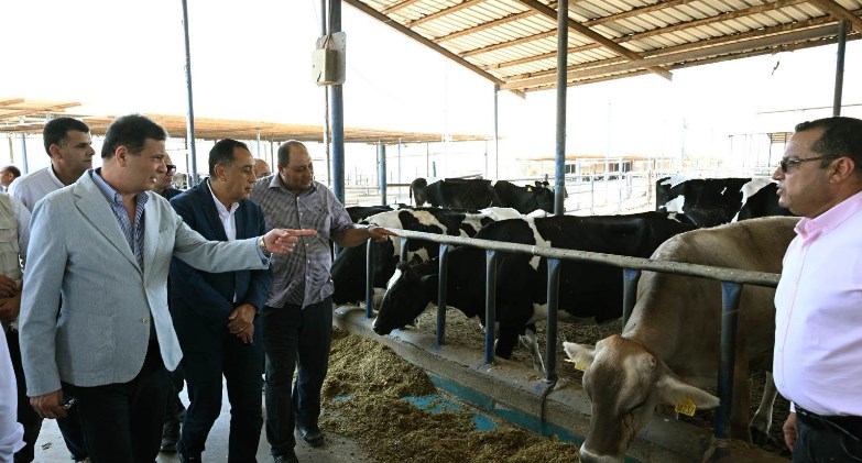 رئيس الوزراء يتفقد محطة الإنتاج الحيواني وتصنيع الألبان التابعة لوزارة الزراعة