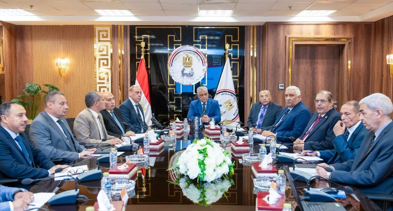 جمبلاط : تطوير منظومة إنتاج الذخائر والاستفادة من الإمكانيات التصنيعية أولوية رئيسية 