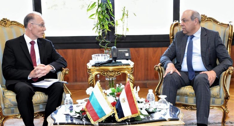 وزير الطيران المدني يبحث سفير بلغاريا سُبل التعاون المشترك في مجال النقل الجوي