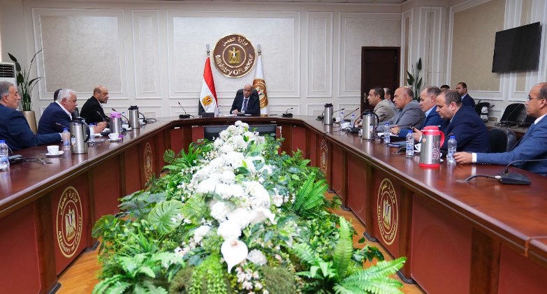 وزير العمل يلتقي رابطة أصحاب مصانع النسيج والملابس بالمحلة الكبرى
