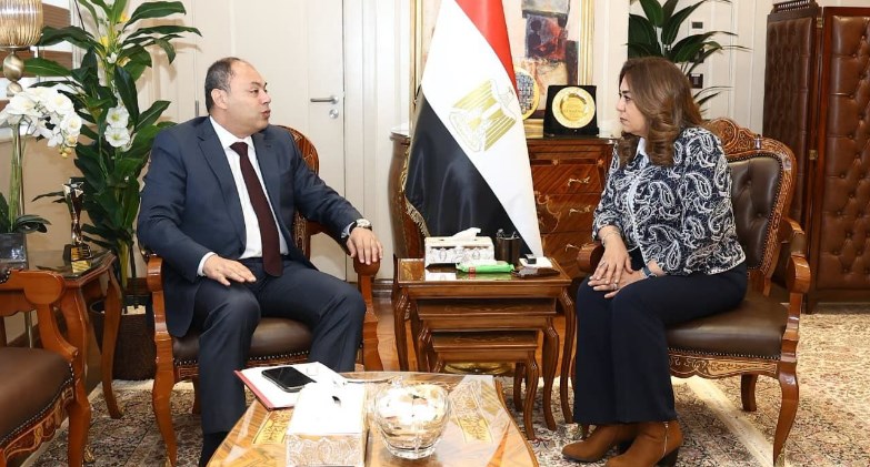 وزيرة التنمية المحلية تتابع مع رئيس هيئة تنمية الصعيد المشروعات التنموية الجارية