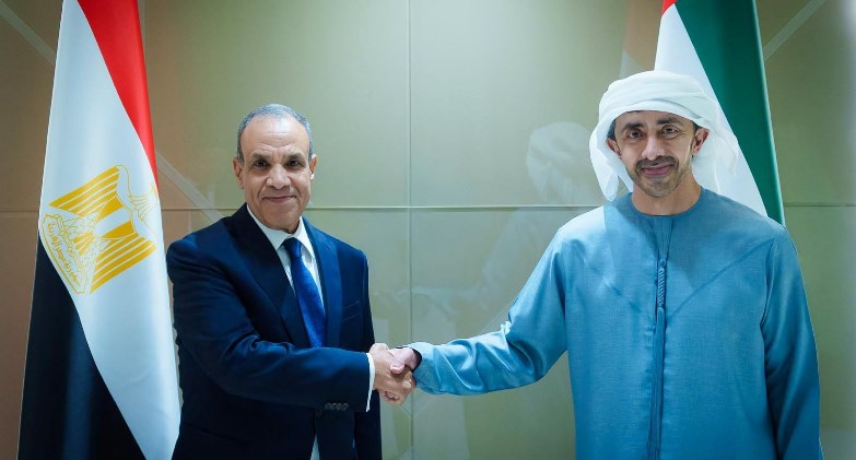 وزير الخارجية يلتقي نظيره الإماراتي في أبو ظبي لبحث تعزيز العلاقات الثنائية