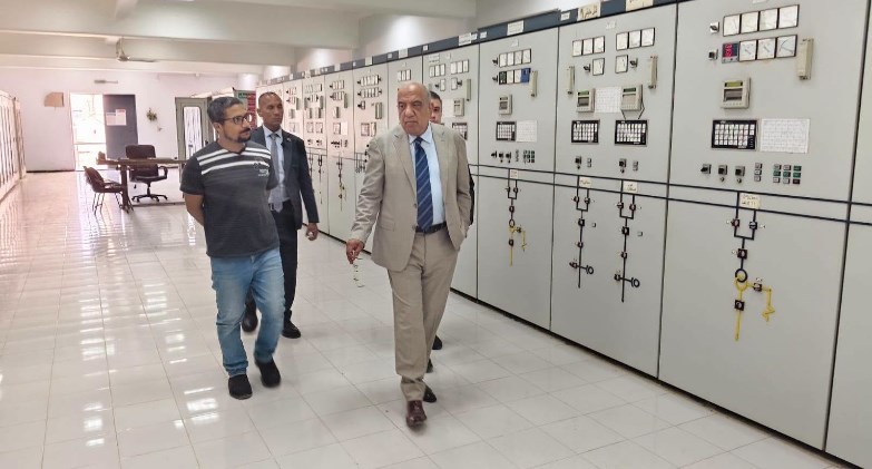 في زيارة ميدانية مفاجئة.. وزير الكهرباء يتفقد محطة محولات القاهرة الجديدة 