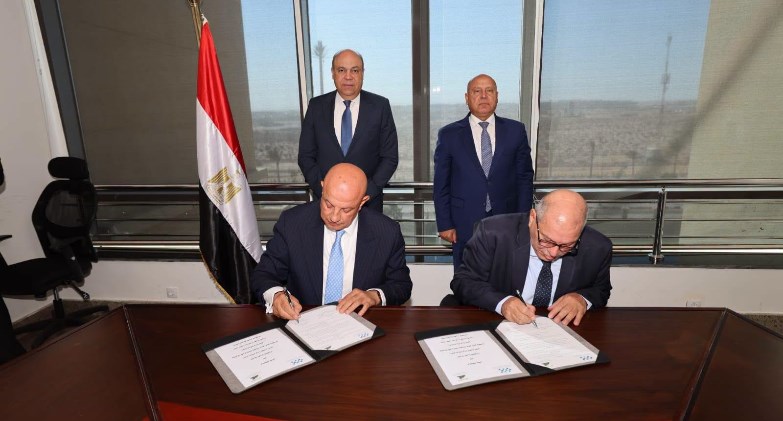 وزيرا النقل والطيران المدني يشهدان توقيع بروتوكول لتنفيذ أعمال مشروعات رفع كفاءة وصيانة الممرات الرئيسية والخدمية والطرق الداخلية بالمطارات