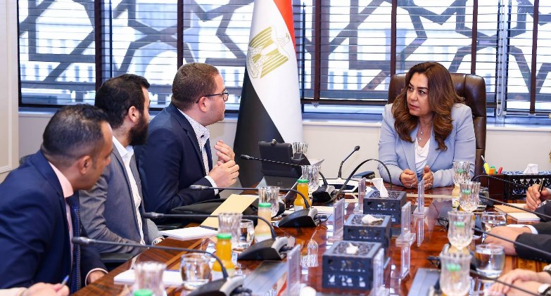 وزيرة التنمية المحلية والبيئة تتابع جاهزية منظومة النظام الرقمي المتكامل لتقييم الأثر البيئي