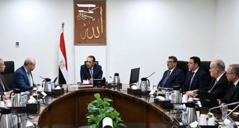 رئيس الوزراء يستعرض الموقف التنفيذي لمشروع مبني الركاب (٤) بمطار القاهرة الدولي