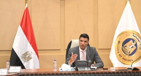 وزير الصناعة يبحث خطة تنفيذية لتعميق صناعة السيارات وزيادة المكون المحلي