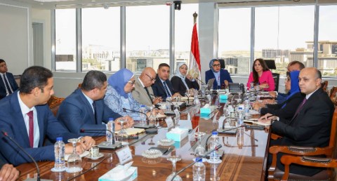 زيرة الإسكان تبخث مع محافظ الوادي الجديد المشروعات التنموية بالمحافظة