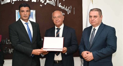 وزير الصناعة يكرّم الزنوكي للأجهزة الكهربائية عن منتجات «تاتش» 