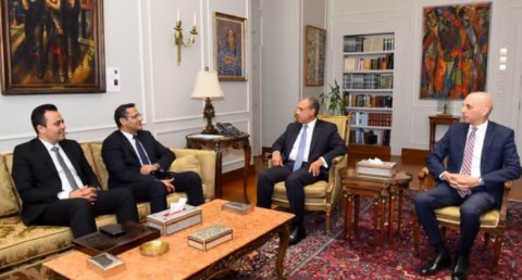 وزير الخارجية يستقبل نقيب الصحفيين ويشيد بالدور الوطني للصحافة المصرية