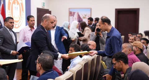 وزير العمل يُسلّم عقودًا جديدة لذوي الهمم في 3 شركات