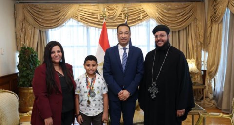 المهندس رأفت هندي يكرم الطفل مارتيروس مينا البالغ من العمر 10 أعوام لتميزه العالمي في البرمجة والروبوتات