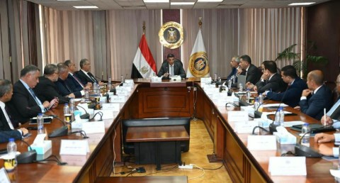وزير الصناعة يبحث مع اتحاد الصناعات المصرية وممثلي شعبة الصناعات المغذية لصناعة السيارات سبل النهوض بالقطاع وزيادة الصادرات