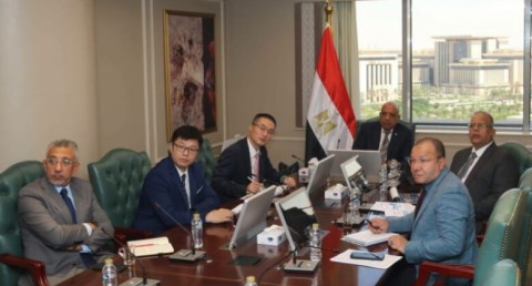وزير الكهرباء يتابع مع هواوي مستجدات مشروع تصنيع بطاريات