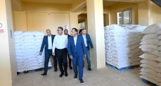 رئيس الوزراء يتفقد سير العمل بأحد مطاحن الدقيق بمحافظة مطروح