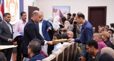 وزير العمل يُسلّم عقودًا جديدة لذوي الهمم في 3 شركات