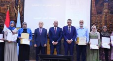 وزير العمل ومحافظ الغربية يسلّمان عقود عمل وشهادات تدريب.. ويدعمان التمكين الاقتصادي للمرأة..