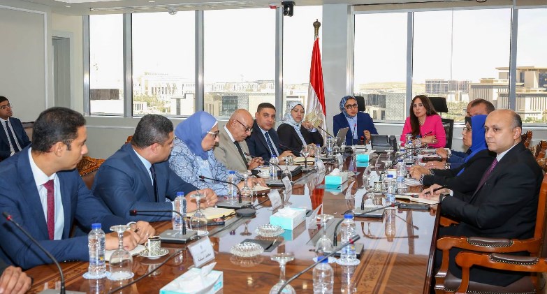 زيرة الإسكان تبخث مع محافظ الوادي الجديد المشروعات التنموية بالمحافظة
