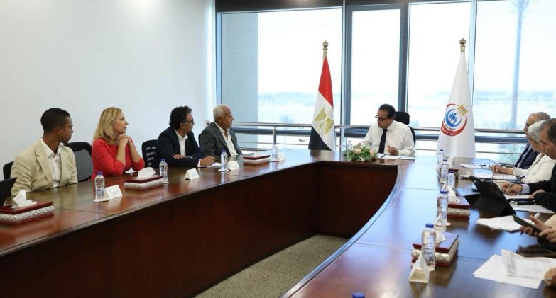 وزير الصحة يبحث مع الأهلية هيلث كير التوسع في جراحات استبدال المفاصل بتقنية الروبوت