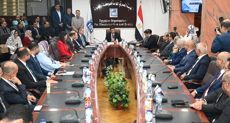 وزير الصناعة يكرّم الزنوكي للأجهزة الكهربائية عن منتجات «تاتش»