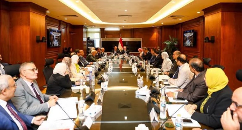 اجتماع بنك الاستثمار القومي 