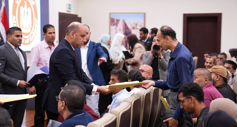 وزير العمل يُسلّم عقودًا جديدة لذوي الهمم في 3 شركات
