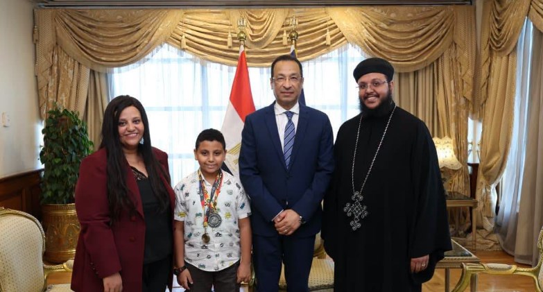 المهندس رأفت هندي يكرم الطفل مارتيروس مينا البالغ من العمر 10 أعوام لتميزه العالمي في البرمجة والروبوتات