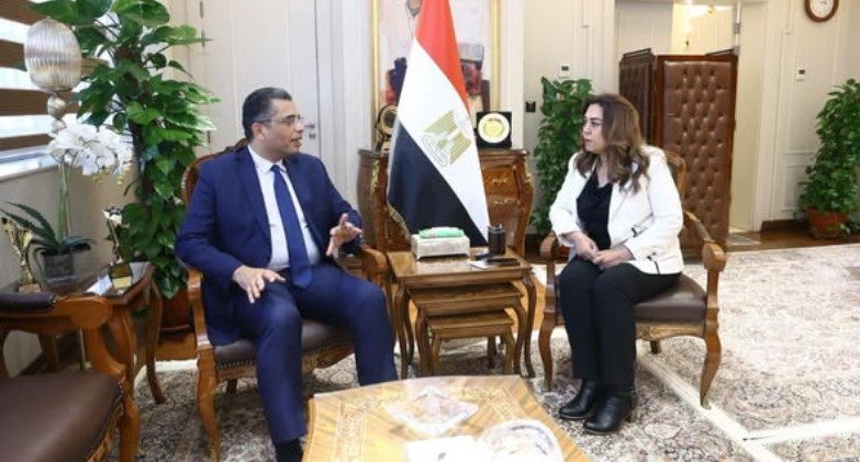 وزيرة التنمية المحلية والبيئة مع محافظ البحر الأحمر