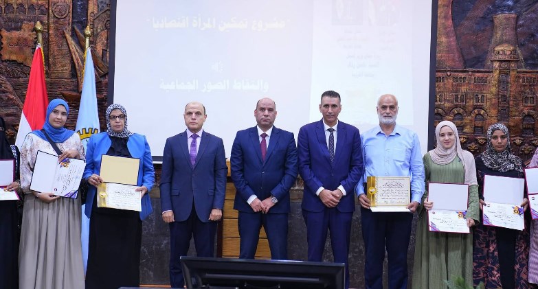 وزير العمل ومحافظ الغربية يسلّمان عقود عمل وشهادات تدريب.. ويدعمان التمكين الاقتصادي للمرأة..