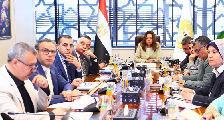 وزيرة التنمية المحلية والبيئة تتابع آخر مستجدات الخطة الاستثمارية للقطاع البيئي