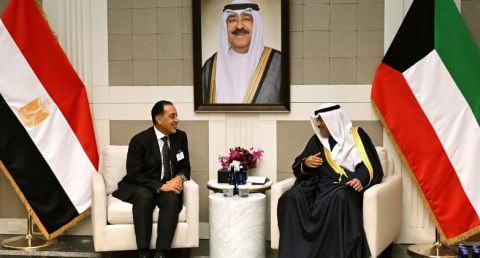 ولي عهد الكويت يستقبل رئيس الوزراء لبحث أوجه التعاون والتنسيق المشترك بين البلدين
