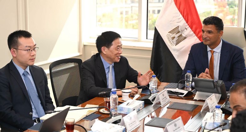 وزير الصناعة يبحث مع مجموعة كينجدوم الصينية لخيوط الكتان موقف مصنعها الجاري إنشاؤه في مصر