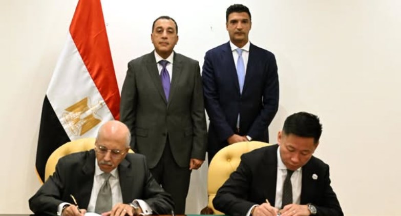وقيع عقد إنشاء مصنع لإنتاج البطاريات الكهربائية
